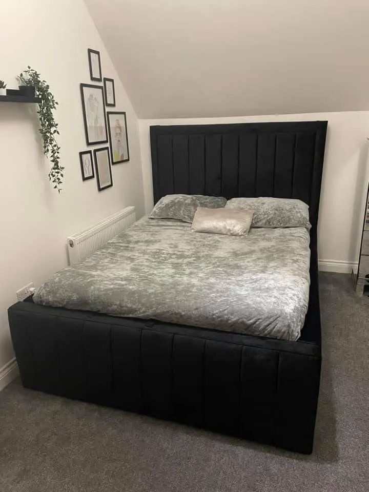 Black Chester Straight Line Bed 5 by 6